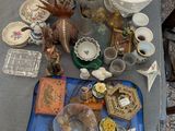 un plateau bleu posé sur une table, sur lequel se trouvent divers objets