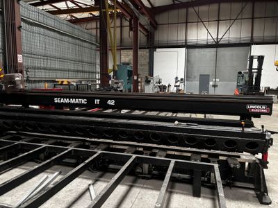 une grande machine installée dans un bâtiment