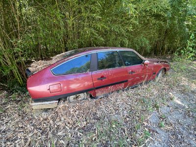 une voiture rouge garée dans l'herbe