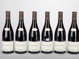 six bouteilles de vin alignées sur une table
