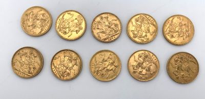 gros plan d'un paquet de pièces d'or sur une surface blanche