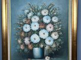 une peinture de fleurs dans un vase bleu sur une table