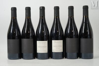 six bouteilles de vin sont alignées dans une rangée
