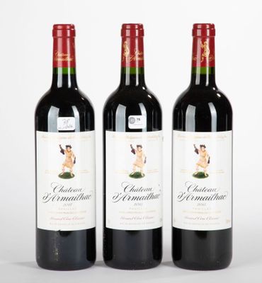 trois bouteilles de vin rouge posées côte à côte sur une table