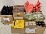 de nombreuses boîtes de nourriture posées sur le sol les unes à côté des autres
