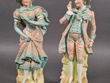 une paire de figurines en porcelaine représentant un garçon et une fille