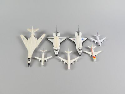 cinq avions accrochés au mur