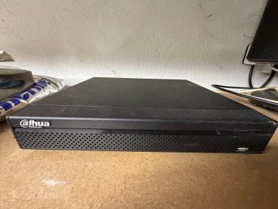 un gros plan d'un lecteur DVD posé sur une table