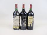 trois bouteilles de vin posées les unes à côté des autres sur une surface blanche