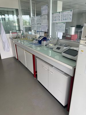une photo d'un laboratoire doté de nombreux plans de travail