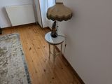 une lampe posée sur une petite table dans un coin de la pièce