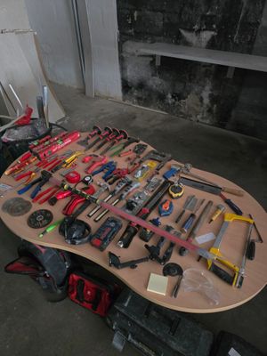 une table sur laquelle sont posés de nombreux outils