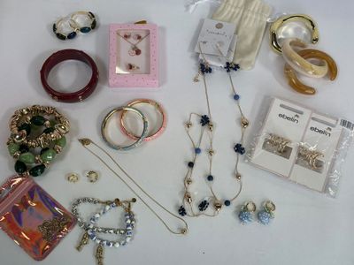 beaucoup de bijoux posés ensemble sur la table