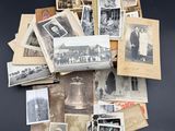 une pile de vieilles photos posée sur une table, dont il y a beaucoup