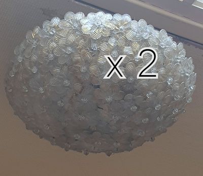 une photo d'un lustre fabriqué à partir de bouchons de bouteilles en plastique