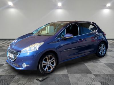 la voiture bleue est garée dans le garage sur un sol en damier