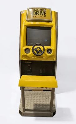 une machine jaune posée sur une table