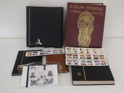 un assortiment de livres et de timbres exposés sur une surface blanche