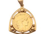 une image représentant un pendentif en forme de pièce d'or, avec le visage d'une femme au centre