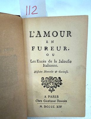 un livre sur lequel est inscrit en noir, posé sur une table