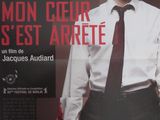 affiche de film française représentant un homme en chemise blanche et cravate rouge