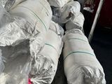 une grande pile de sacs posée à l'arrière d'un camion