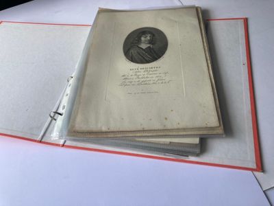 un livre sur lequel figure la photo d'un homme assis sur une table
