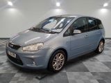 la photo d'une petite voiture bleue garée dans un garage