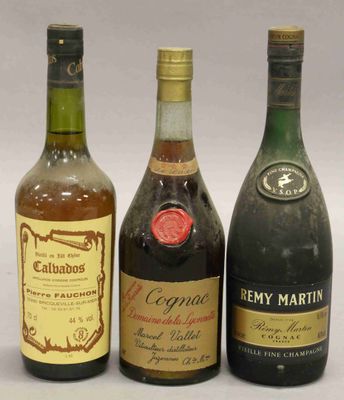 trois bouteilles de vin sont alignées sur une surface blanche