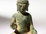 statue représentant une personne assise en position du lotus sur une surface blanche