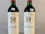 deux bouteilles de vin posées l'une à côté de l'autre sur une table