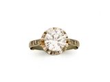 une vieille bague en or jaune sertie d'un diamant taillé et de diamants
