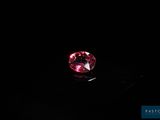 gros plan d'un diamant rose sur une surface noire