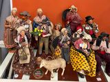 de nombreuses figurines posées sur une étagère