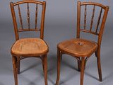 une paire de chaises avec des dossiers en rotin de chaque côté