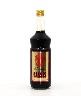 une bouteille de sirop de cassis sur fond blanc