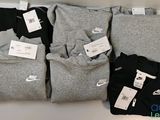 plusieurs paires de t-shirts Nike pour homme exposées dans un magasin
