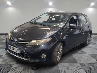 une photo d'une Toyota Sienna noire garée dans un garage