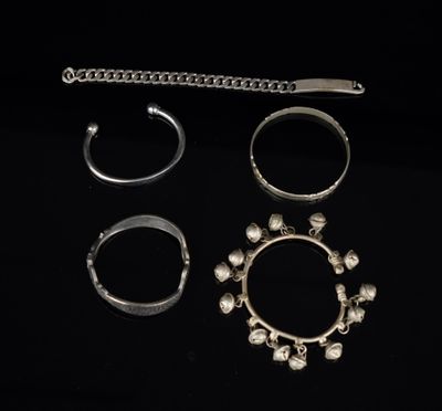 un ensemble de bracelets et de bagues en argent sur fond noir