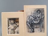 deux dessins encadrés représentant une femme assise sur une chaise et un homme assis sur une chaise