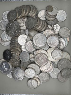 beaucoup de pièces d'argent dans un bol en verre
