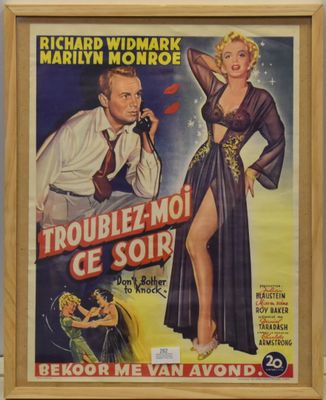 photo encadrée d'une affiche de cinéma représentant un homme et une femme en robe