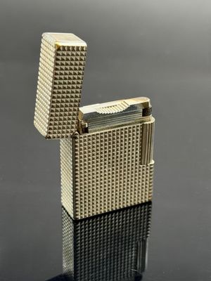 un briquet posé sur une table