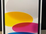 Le carton contenant le nouvel iPad 11 est ouvert et prêt à être expédié