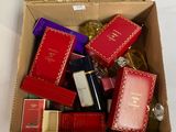 une boîte de parfums posée sur une table