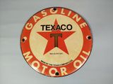 une enseigne Texaco sur le mur d'une station-service
