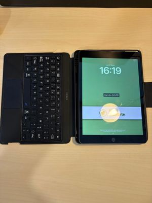 une tablette et un ordinateur portable posés côte à côte sur un bureau