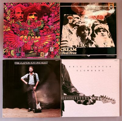 Quatre albums de styles musicaux variés sont exposés sur un mur