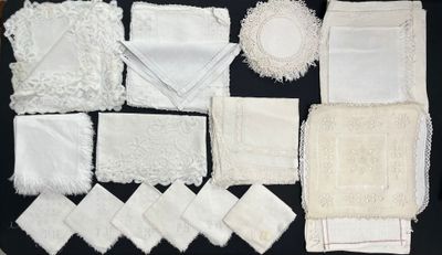 de nombreuses nappes et serviettes blanches disposées sur une table