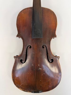 Violon du XIXe siècle avec son manche baroque, fond de deux …